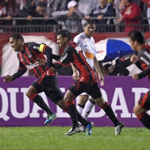 Cleber Santana corre para comemorar gol do Atlético-PR sobre o Santos, na vitória por 3 a 2 