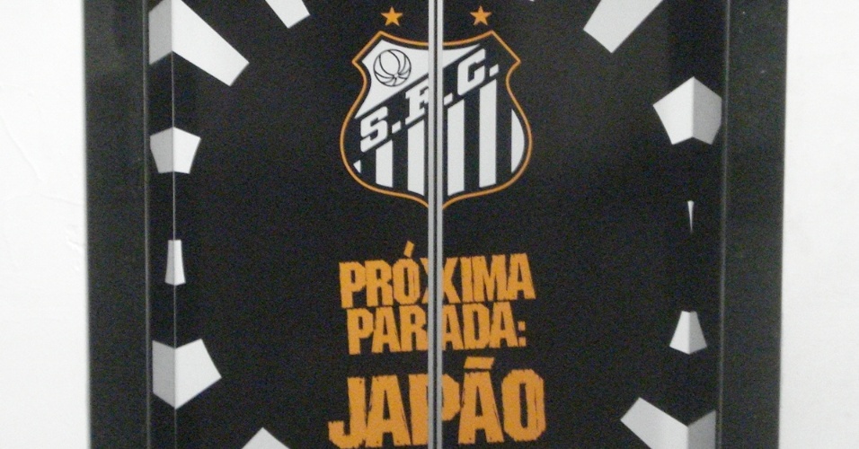 Campanha publicitária sobre o Santos no Mundial de Clubes invade o clube e ganha espaço até na porta do elevador