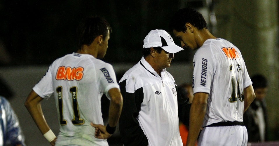 Muricy coversa com Neymar e Ganso durante paralisação na partida contra o Vasco, devido a falha em parte da iluminação