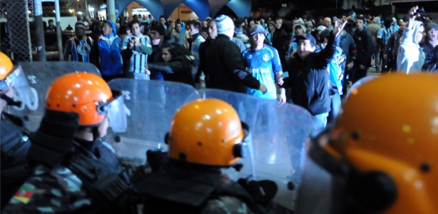 Polícia Militar se posiciona para conter torcedores do Grêmio que fizeram protesto  - Neco Varella/Freelancer
