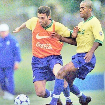Zé Elias e Marcos Assunção disputam a bola em treino da seleção brasileira - Eduardo Knapp/Folha Imagem