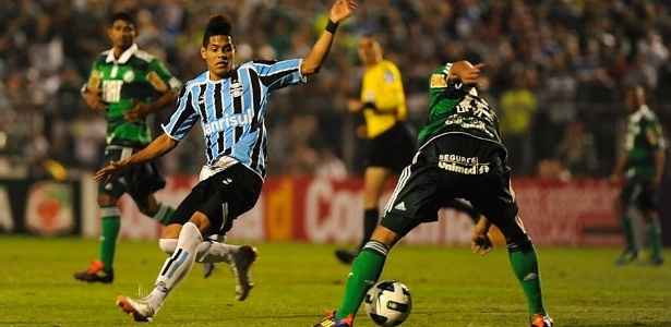 O Grêmio de Leandro (f) empatou em 0 a 0 com o Palmeiras, mas teve boa atuação  - Junior Lago/UOL