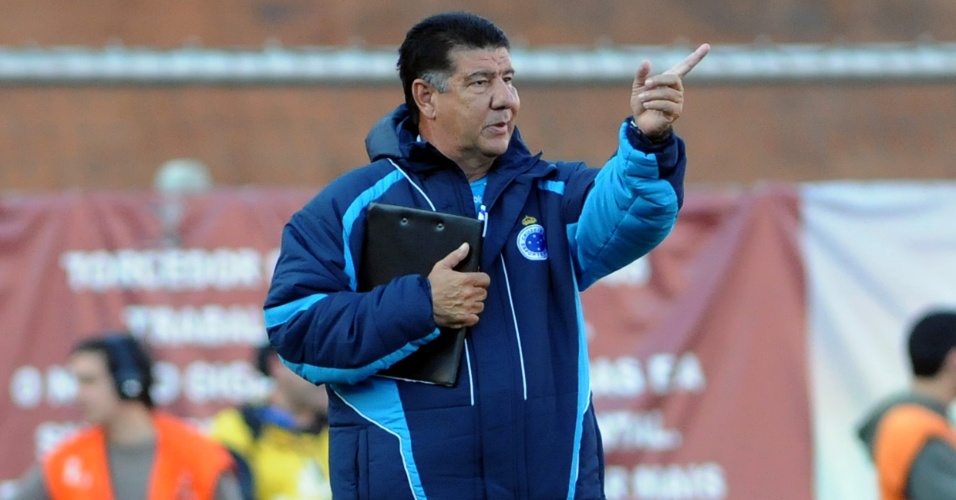 Joel Santana orienta o time do Cruzeiro no confronto com o Inter, no Beira-Rio
