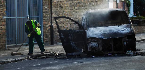 Atos de vandalismo na cidade de Londres deixam carros queimados e lojas depredadas - Luke MacGregor/Reuters