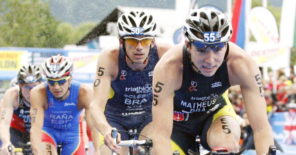 Diogo Sclebin (50) persegue Bruno Matheus (55) em prova de triatlo