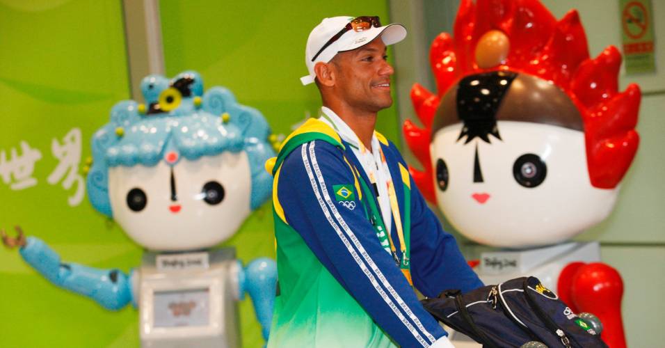 Remador Thiago Almeida desembarca em Pequim para Olimpíadas de 2008