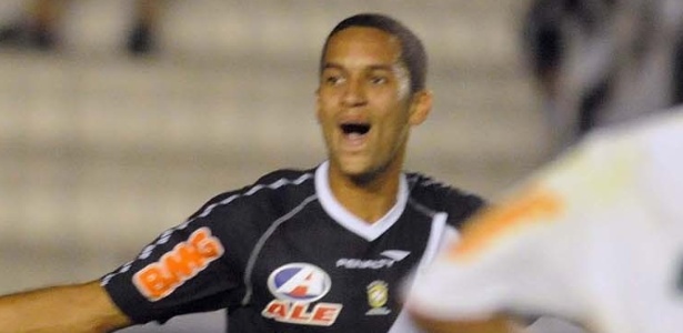 Autor do primeiro gol do Vasco nesta quarta, Diego Souza (e) comemora com Rômulo - 