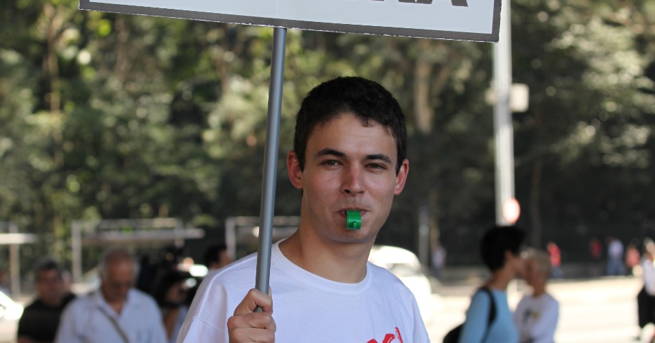 Com apito, manifestante segura placa pedindo a saída de Ricardo Teixeira em São Paulo (13/08/2011)