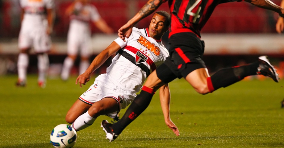 Destaque do São Paulo, Lucas tenta marcar jogador do Atlético-PR durante empate no Morumbi