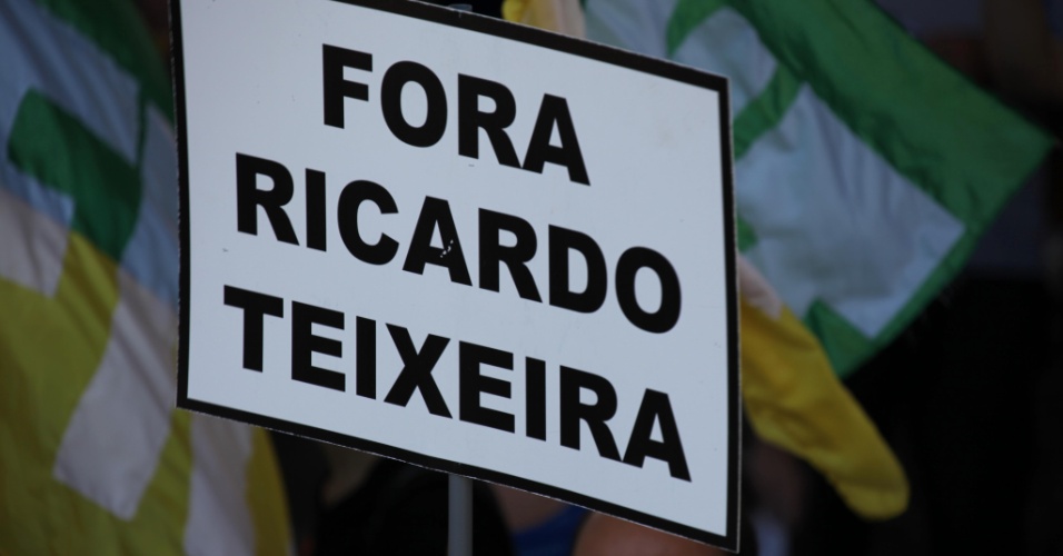 'Fora Ricardo Teixeira' reúne pelo menos 400 pessoas em São Paulo (13/08/2011)