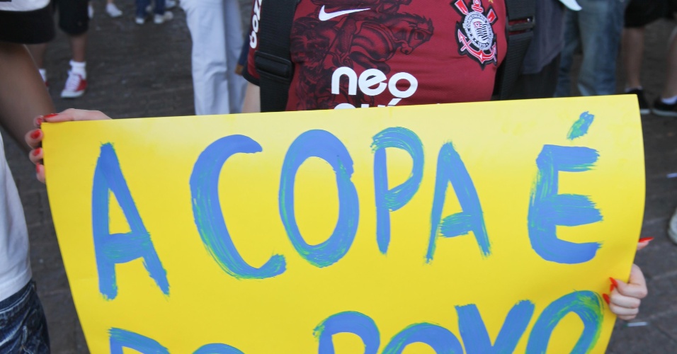 Garota reivindica a Copa do Mundo para o povo durante protesto contra a CBF (13/08/2011)