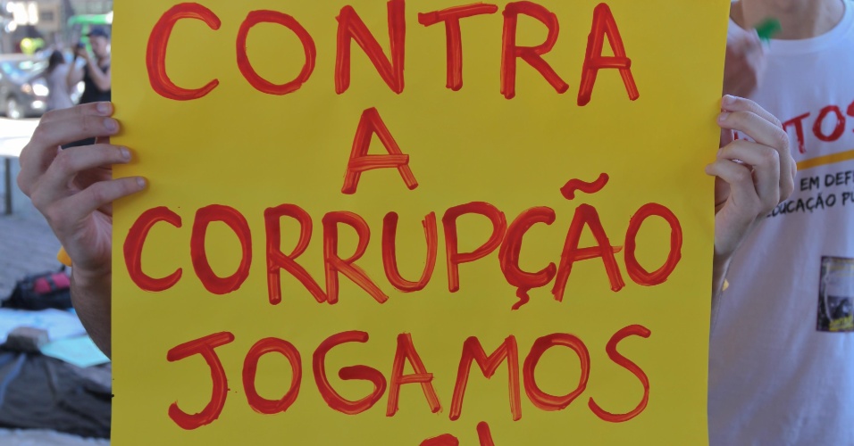 Jovens reclamam de corrupção na CBF e estão na bronca contra Ricardo Teixeira (13/08/2011)