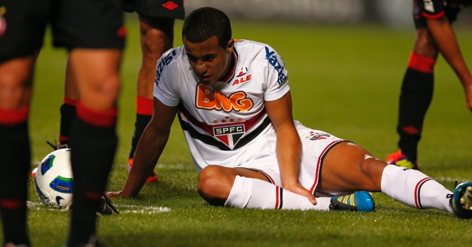 Lucas reclama após receber falta durante partida entre São Paulo e Atlético-PR