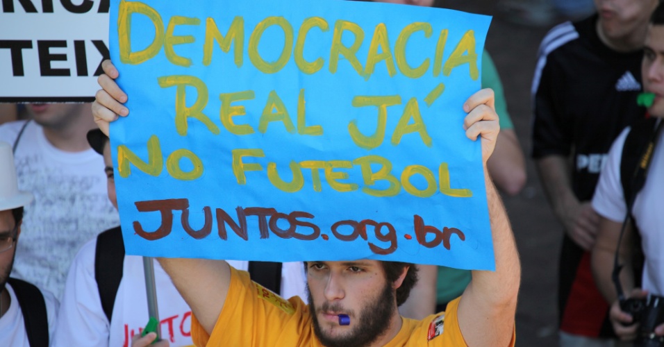 Manifestantes pedem democracia no futebol durante protesto em São Paulo (13/08/2011)