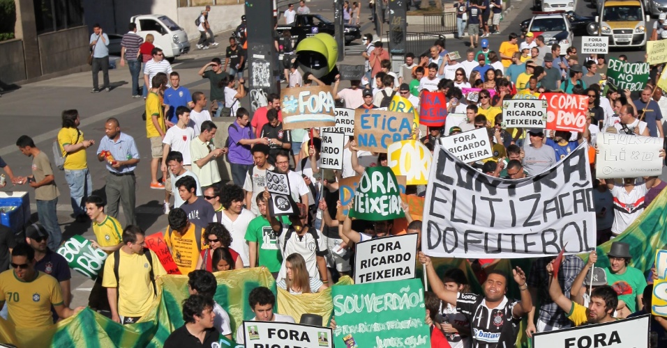 Manifestantes tomam um trecho da Avenida Paulista na marcha contra Ricardo Teixeira em São Paulo (13/08/2011)