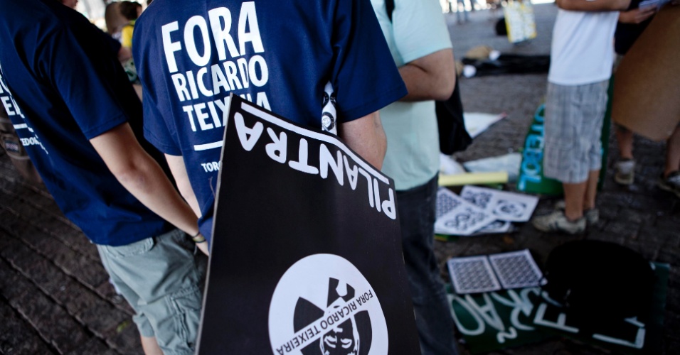 Protesto contra Ricardo Teixeira foi organizado pela internet e contou com camisas personalizadas (13/08/2011)