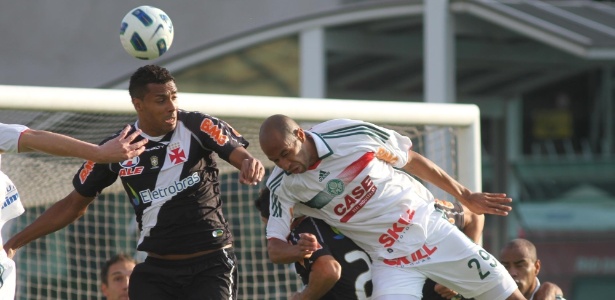Élton teve que ajudar na marcação para conter os inúmeros ataques do Palmeiras - Ricardo Cassiano/ UOL