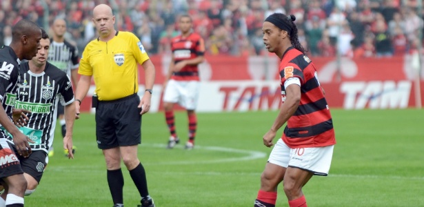 Ronaldinho domina a bola observado por Heber Roberto Lopes: conflito em Florianópolis - ANTÔNIO CARLOS MAFALDA/AE