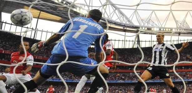 Theo Walcott , do Arsenal,  supera o goleiro Samir Handanovic, da Udinese - Toby Melville/REUTERS