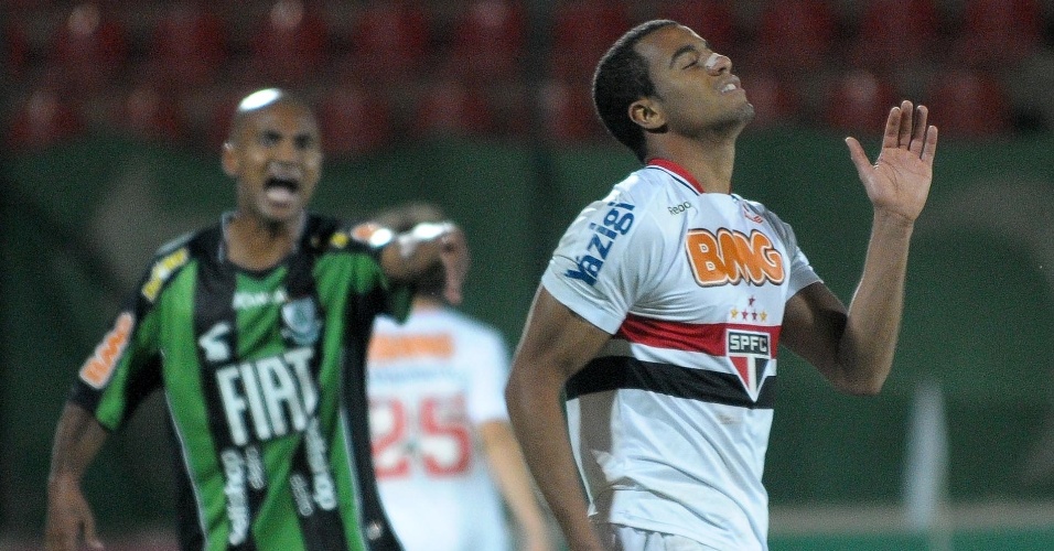 Lucas lamenta chance perdida pelo São Paulo durante empate em 1 a 1 contra o América-MG, fora de casa