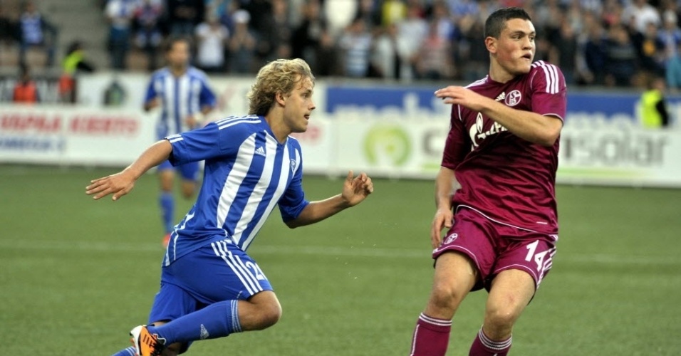 Teemu Pukki, do Helsinki, corre com a bola após passar por  Kyriakos Papadopoulos, do  Schalke04