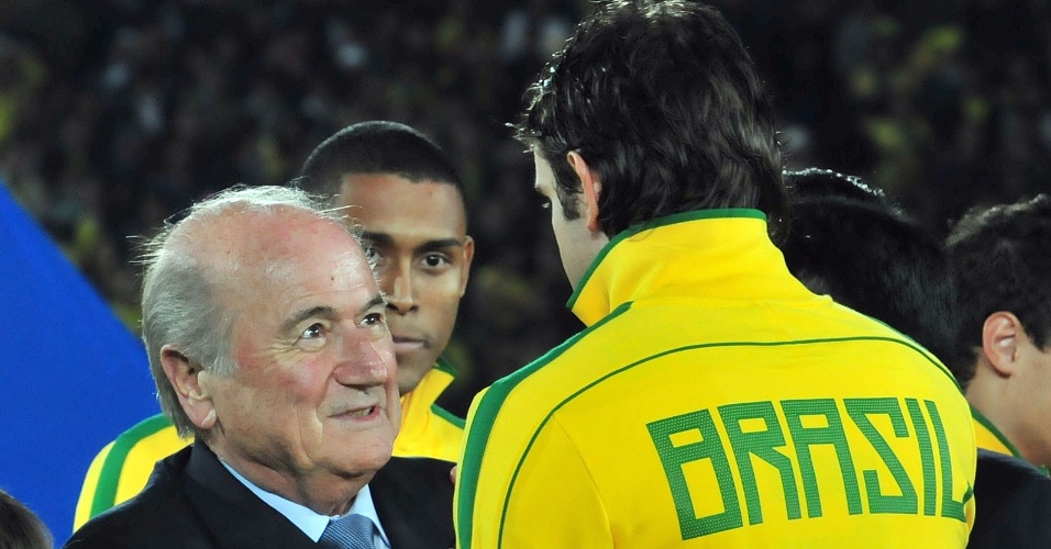 Blatter fez questão de cumprimentar jogadores do Brasil antes da decisão na Colômbia