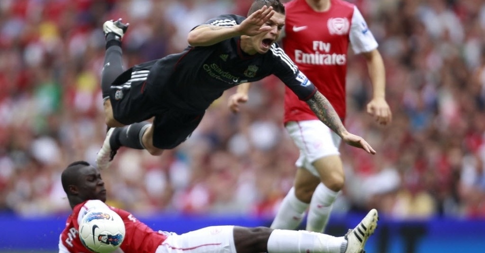 Emmanuel Frimpong, do Arsenal, tenta se defender enquanto  Daniel Agge salta sobre sua cabeça