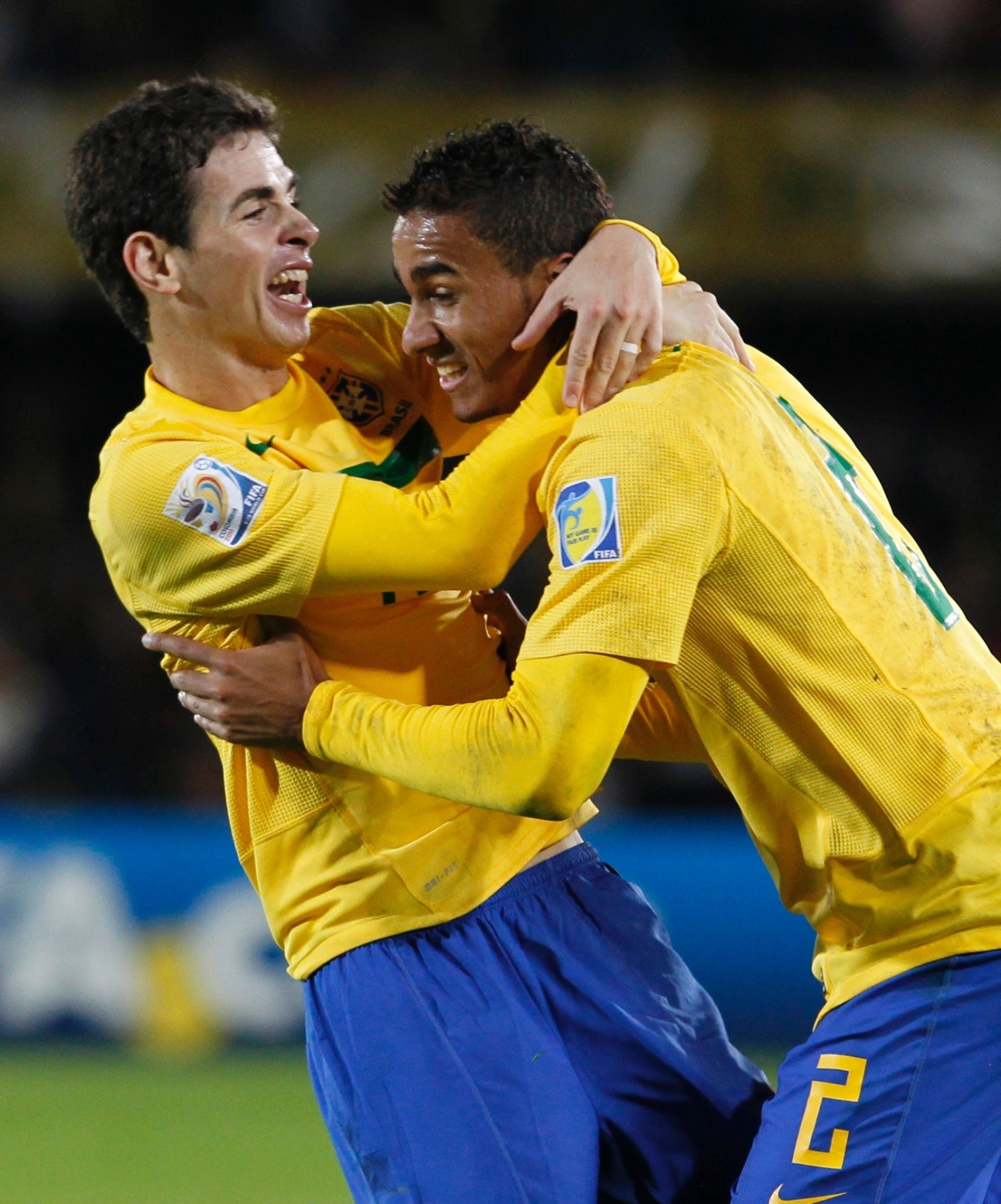 Oscar, autor dos dois gols do Brasil no tempo regulamentar, vibra com Danilo pelo gol de empate da seleção