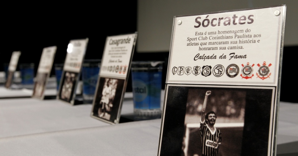 Sem poder participar do evento, Sócrates recebe homenagem do Corinthians (20/08/2011)
