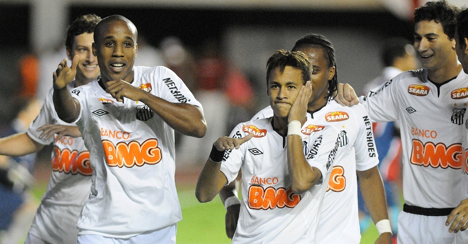 Borges, Neymar e Ganso dançam para comemorar o primeiro gol do Santos contra o Bahia