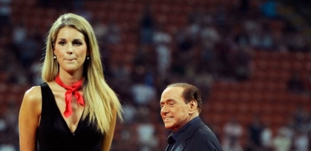 Durante a premiação do torneio em homenagem a seu pai, Silvio Berlusconi foi ao pódio e conferiu se estava tudo em ordem com a garota responsável por cuidar da taça