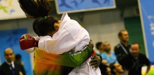 A brasileira Lucélia de Carvalho festeja após vencer a colombiana Ana Escandon e conquistar a medalha de ouro na categoria acima dos 60 kg no Pan-2007