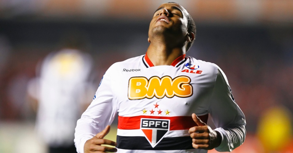  Lucas comemora após marcar belo gol em jogo contra o Ceará; São Paulo venceu por 3 a 0 e se classificou