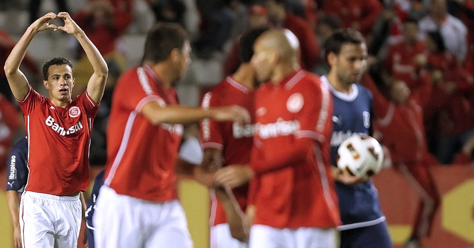 Jogador do Independiente carrega bola para o meio-campo após gol de Leandro Damião no Beira-Rio