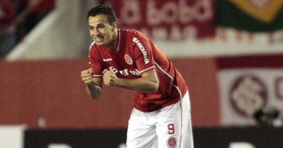 Leandro Damião, autor de dois gols no primeiro tempo, foi o herói da vitória por 3 a 1 sobre o Independiente e do título
