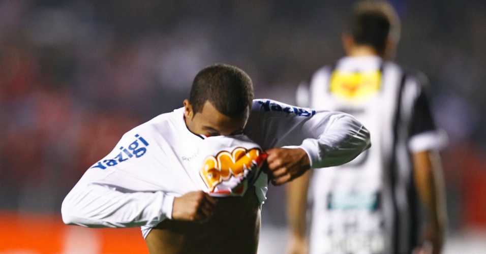 Lucas levanta a camisa para comemorar segundo gol do São Paulo sobre o Ceará, pela Sul-Americana