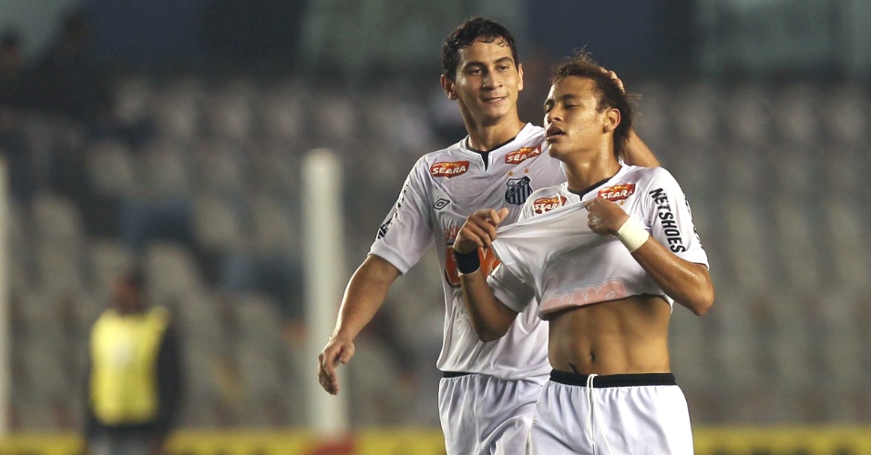 Neymar e Ganso, pai e padrinho de Davi Lucca, saíram de campo aliviados depois da vitória sobre o Fluminense no dia do nascimento do bebê 