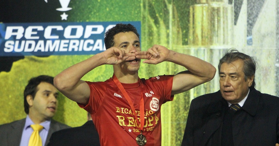 Com gesto já tradicional, Damião comemora após receber medalha por título do Inter na Recopa