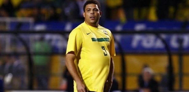 Em sua despedida da seleção brasileira, Ronaldo ostentou uma barriga de respeito no gramado do Pacaembu (07/06/2011) - Ricardo Saibun/AGIF