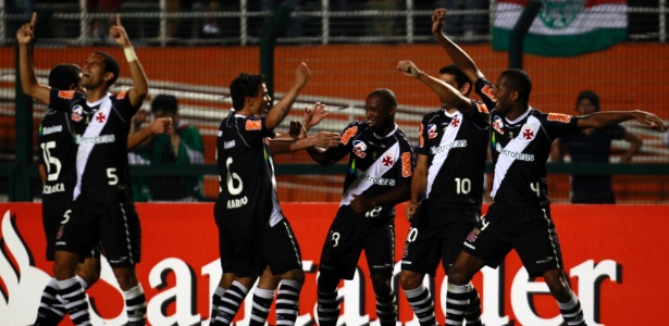 Jogadores do Vasco comemoram o belo gol de Jumar na partida contra o Palmeiras - REUTERS/Paulo Whitaker