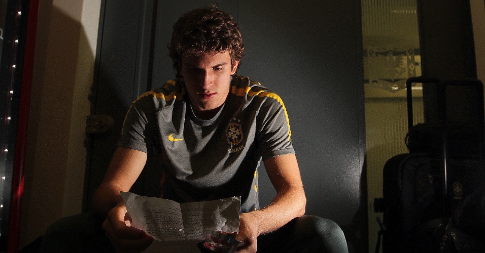 O capitão Bruno Uvini em um momento de leitura e concentração antes da final do Mundial Sub-20
