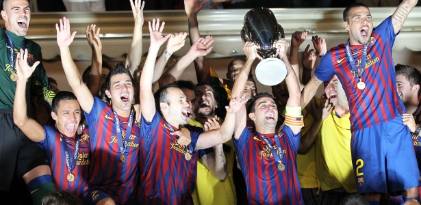Jogadores do Barcelona festejam no pódio a conquista da Supercopa da Europa, mais um troféu para a galeria do clube - VALERY HACHE/AFP