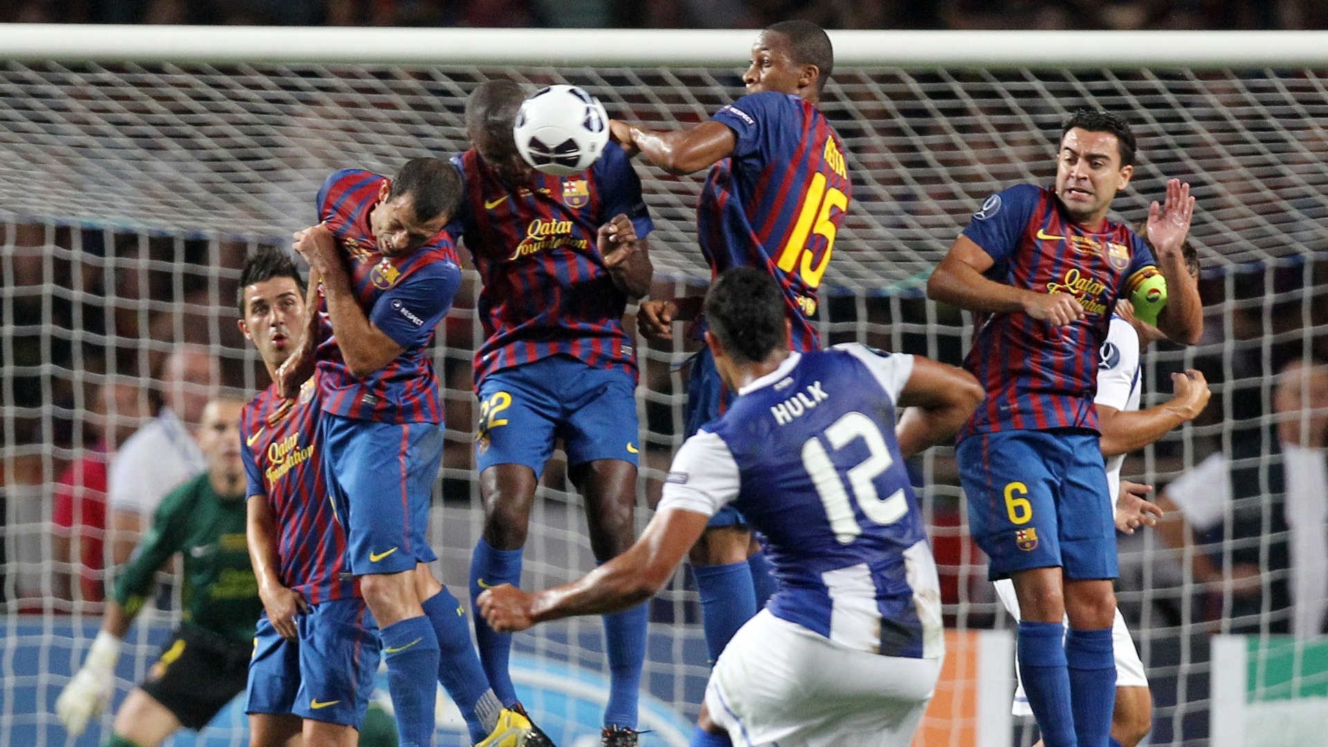 O brasileiro Hulk, do Porto, tenta fazer um gol de falta, mas a bola bate na barreira do Barcelona