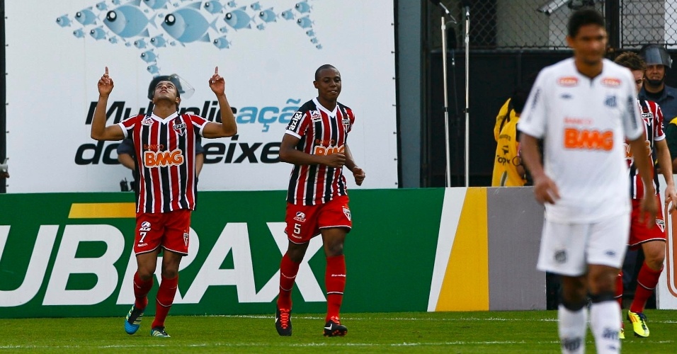Lucas comemora ao marcar um lindo gol para o São Paulo contra o Santos ainda no 1º tempo na Vila