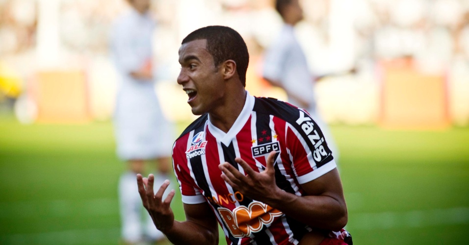 Lucas comemora ao marcar um lindo gol para o São Paulo contra o Santos ainda no 1º tempo na Vila