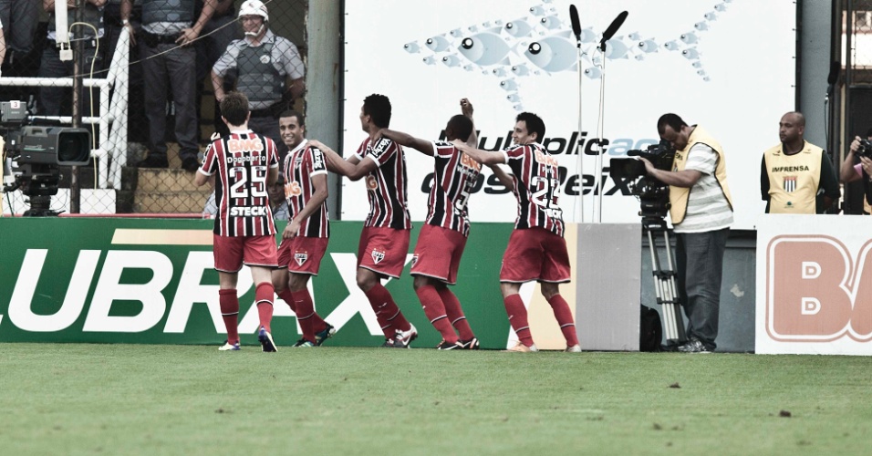Lucas comemora com seus companheiros de São Paulo após marcar um lindo gol contra o Santos