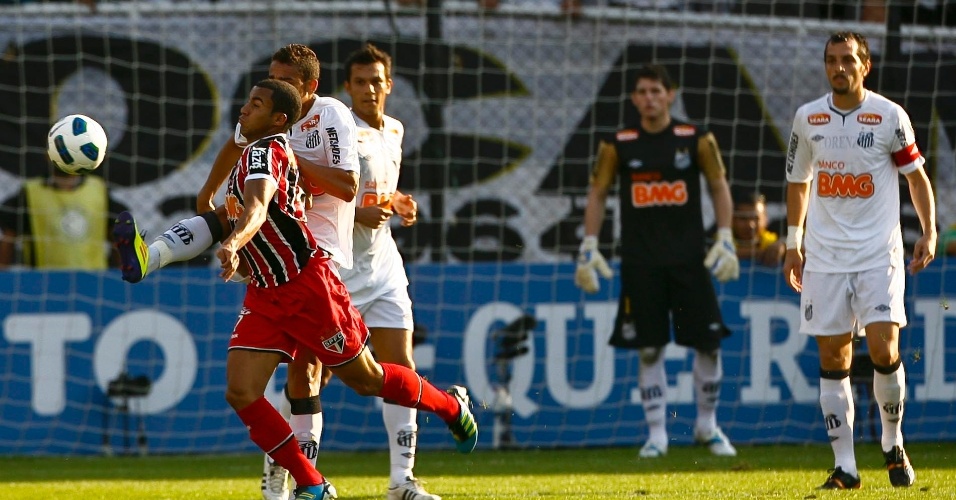 Meia-atacante do São Paulo Lucas marcou um lindo gol contra o Santos na Vila