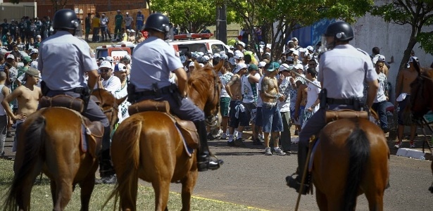 Policiais observam palmeirenses reunidos em volta de uma ambulância em Prudente - Rubens Cavallari/Folhapress