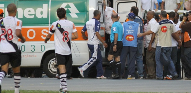 O momento em que a ambulância socorre o técnico Ricardo Gomes; Vascaínos observam - Fernando Maia/ UOL