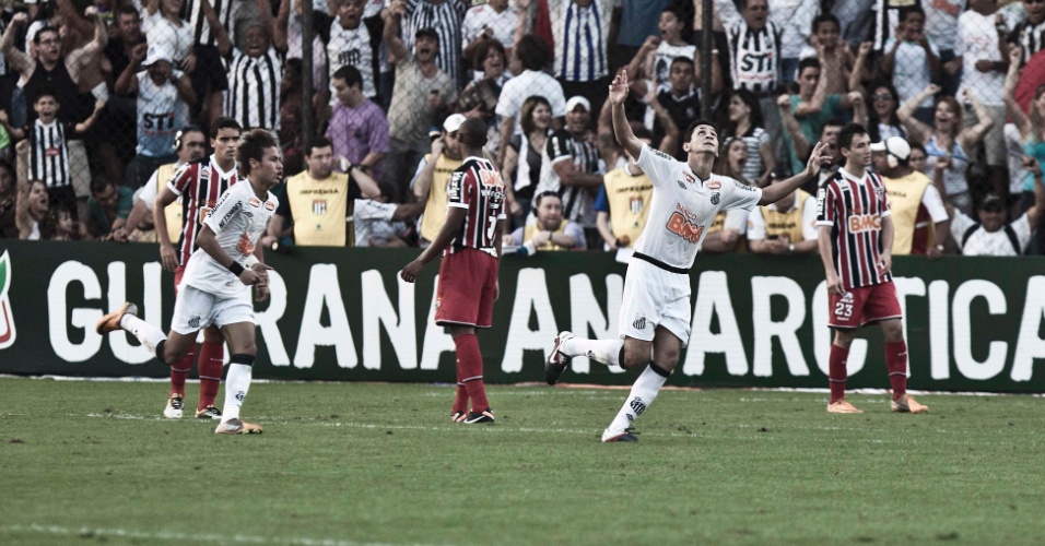 Santista Ganso (d) comemora ao marcar um lindo gol para o time da Vila contra o São Paulo